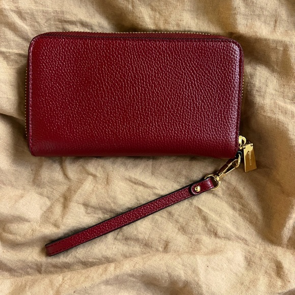 Micheal Kohrs Burdundy Wristlet Wallet - Picture 2 of 6
